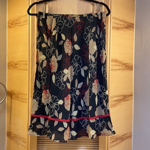 Ann Taylor lined floral skirt, size 6 Like new - Picture 11 of 11
